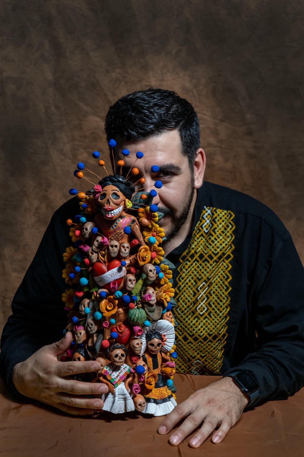 Destaca egresado de Artes de la UACH por su trabajo en escultura tradicional y arte popular mexicano