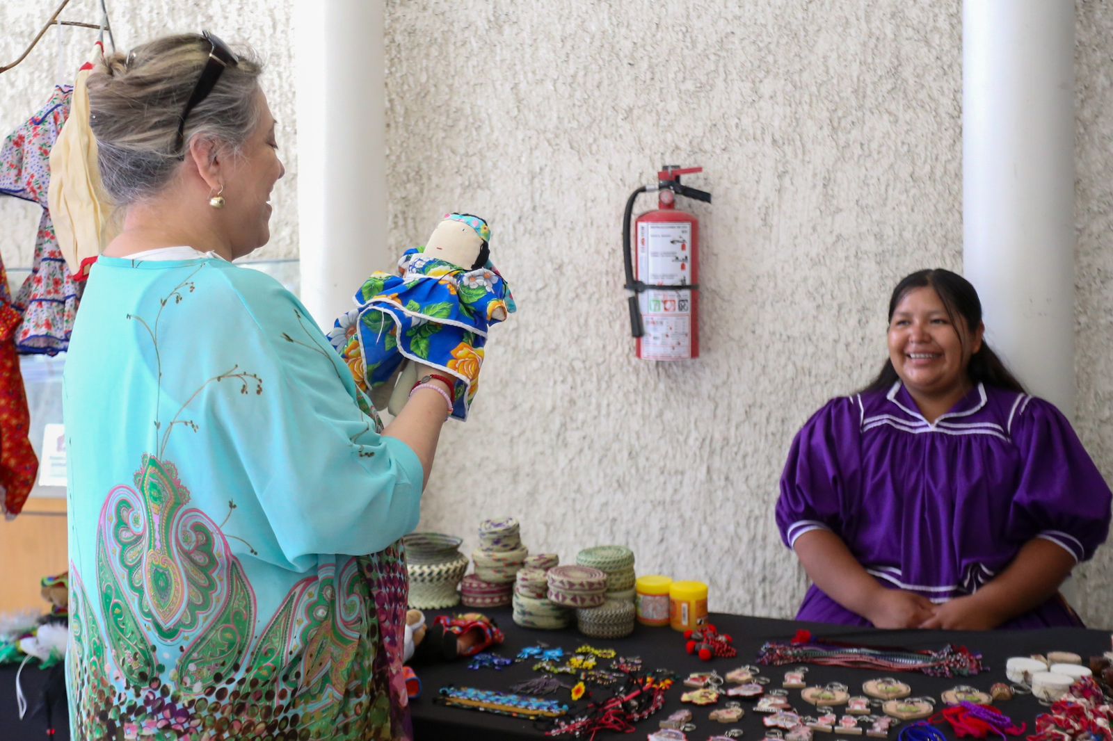 Inician exposición y venta de artesanías tarahumaras en Delicias