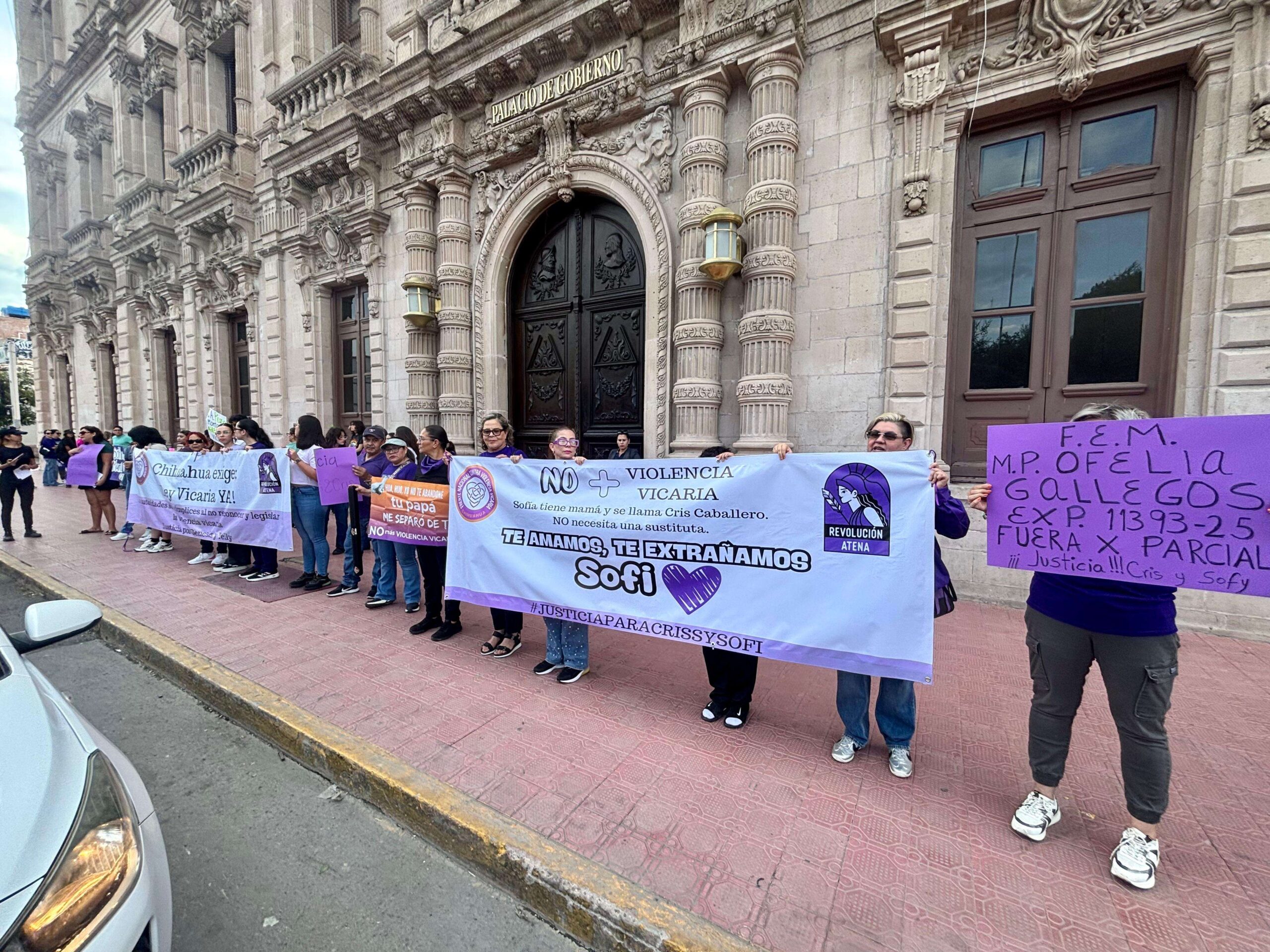 Exigen frente a Palacio tipificar la violencia vicaria como delito