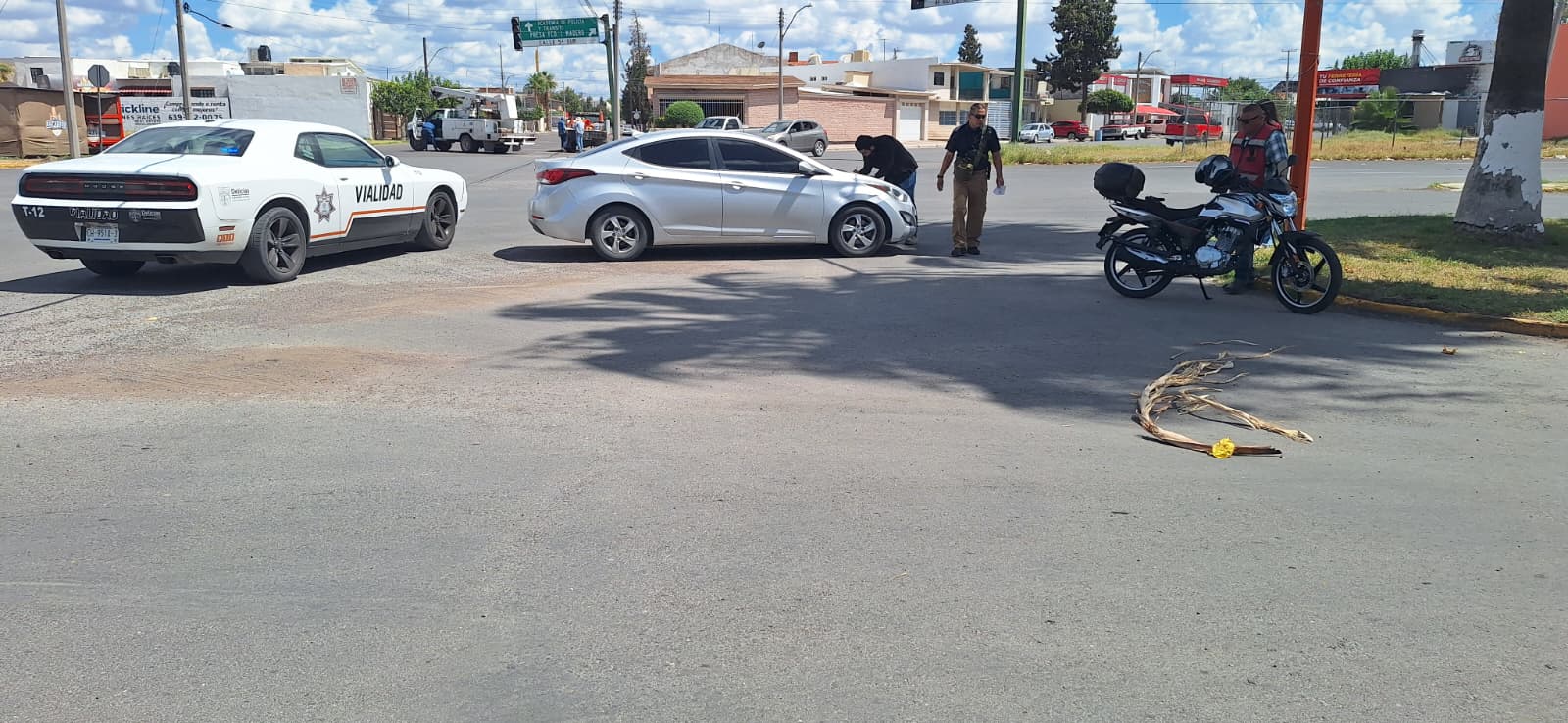 Moto y vehículo protagonizan choque en el sector sur