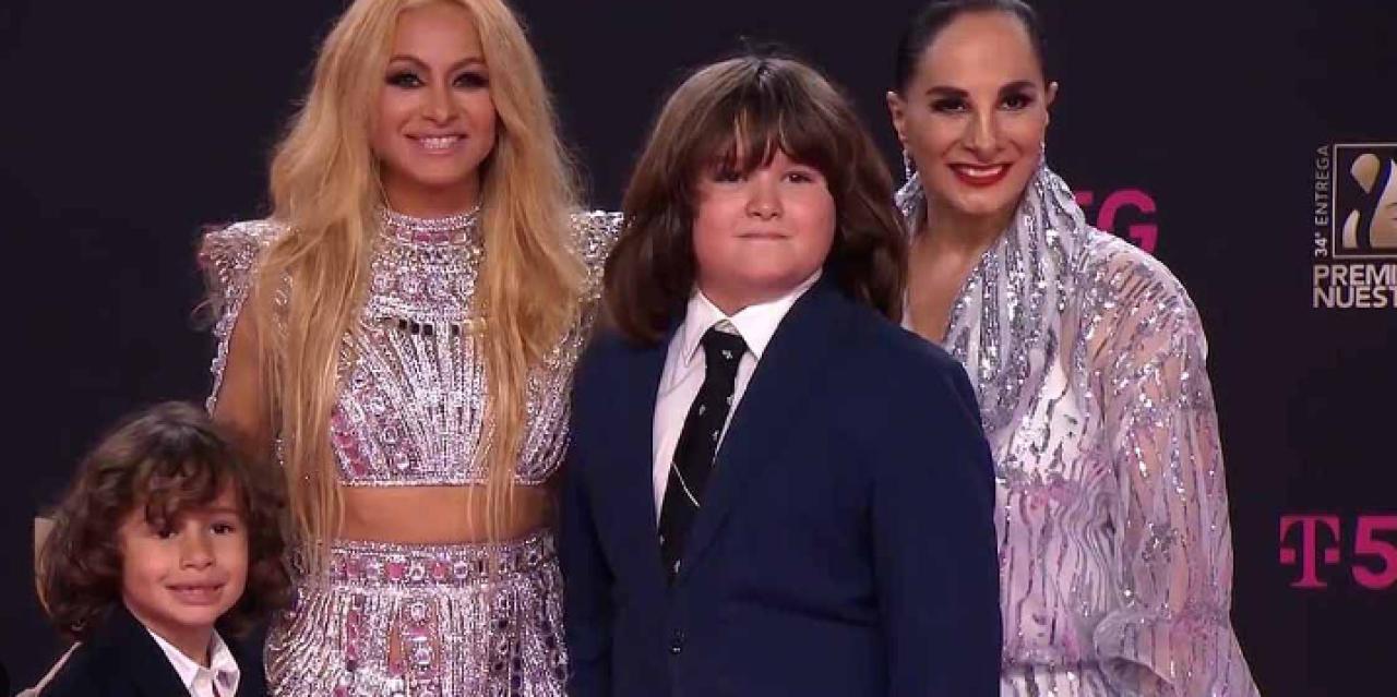 Detienen al hijo menor de Paulina Rubio por viajar solo a España