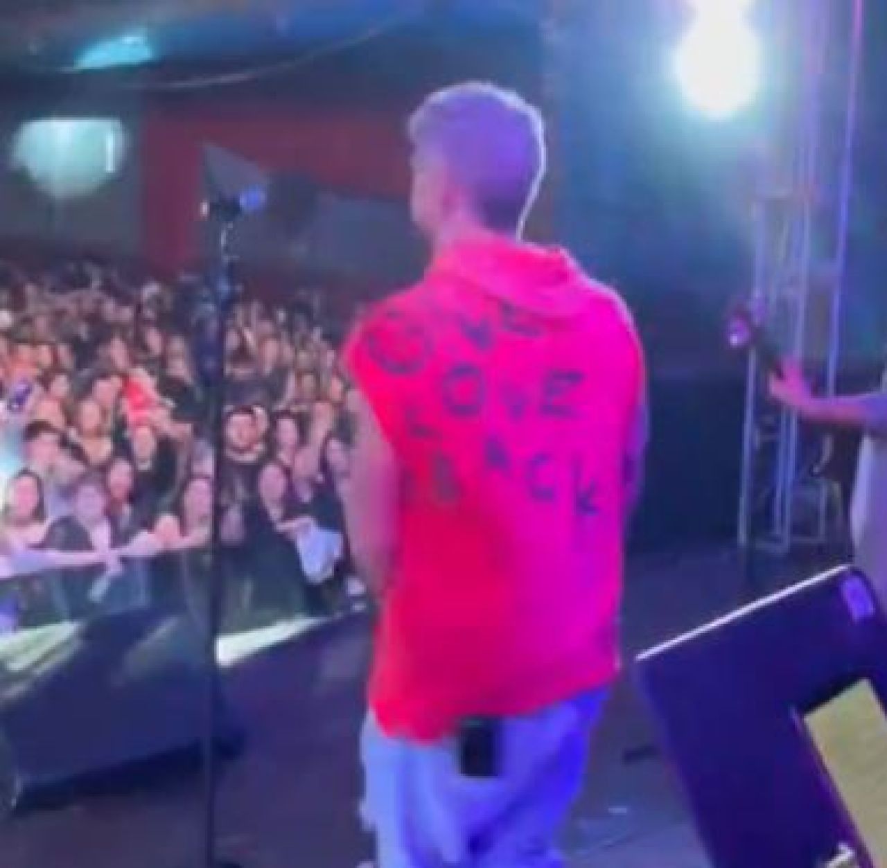 Cae al vacío el cantante Pablo David en pleno concierto