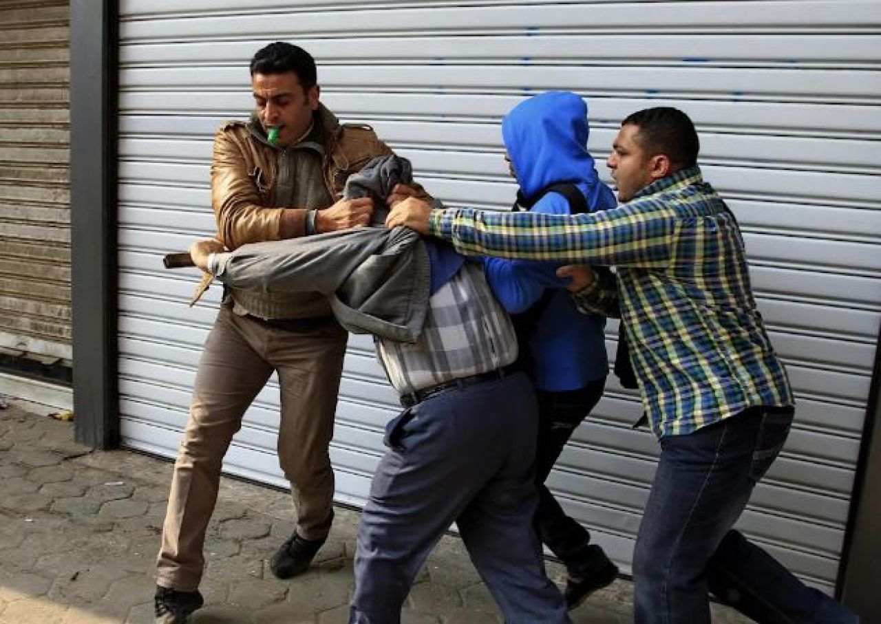 Arrestan a tres personas en Egipto por tatuar a mujeres