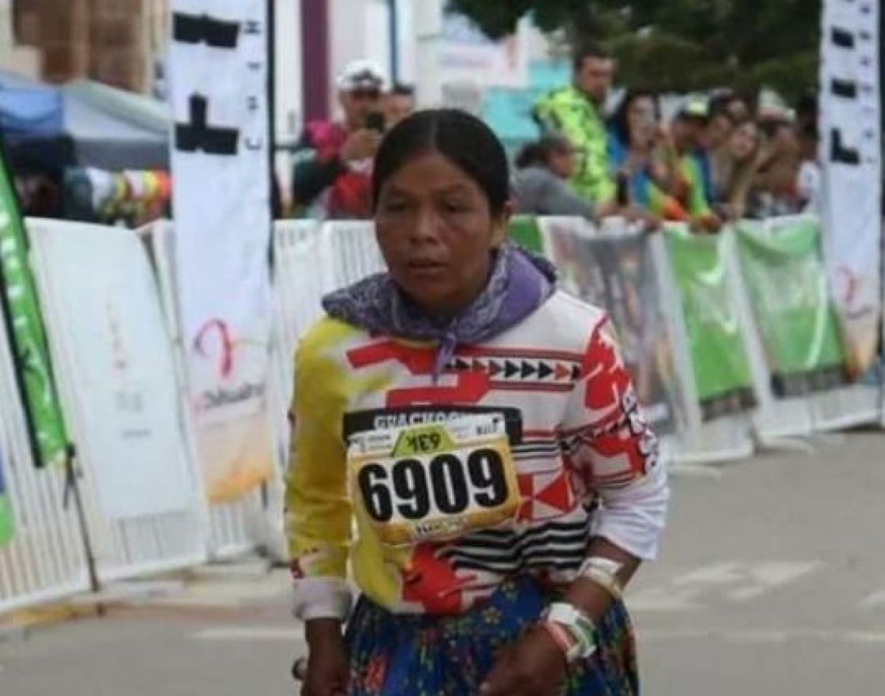 Le da la vuelta al mundo el triunfo de la corredora rarámuri Candelaria Rivas