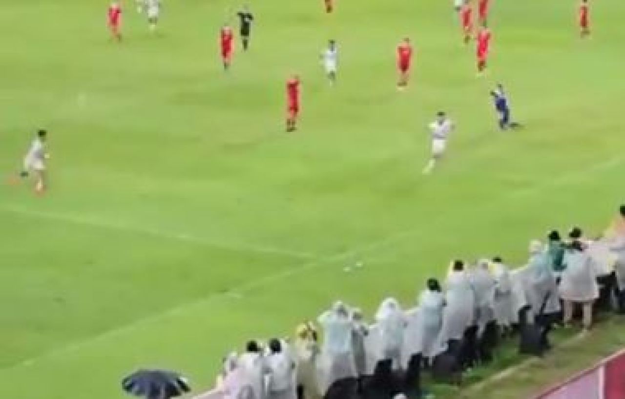 Festeja jugador su gol pero sufre terrible accidente