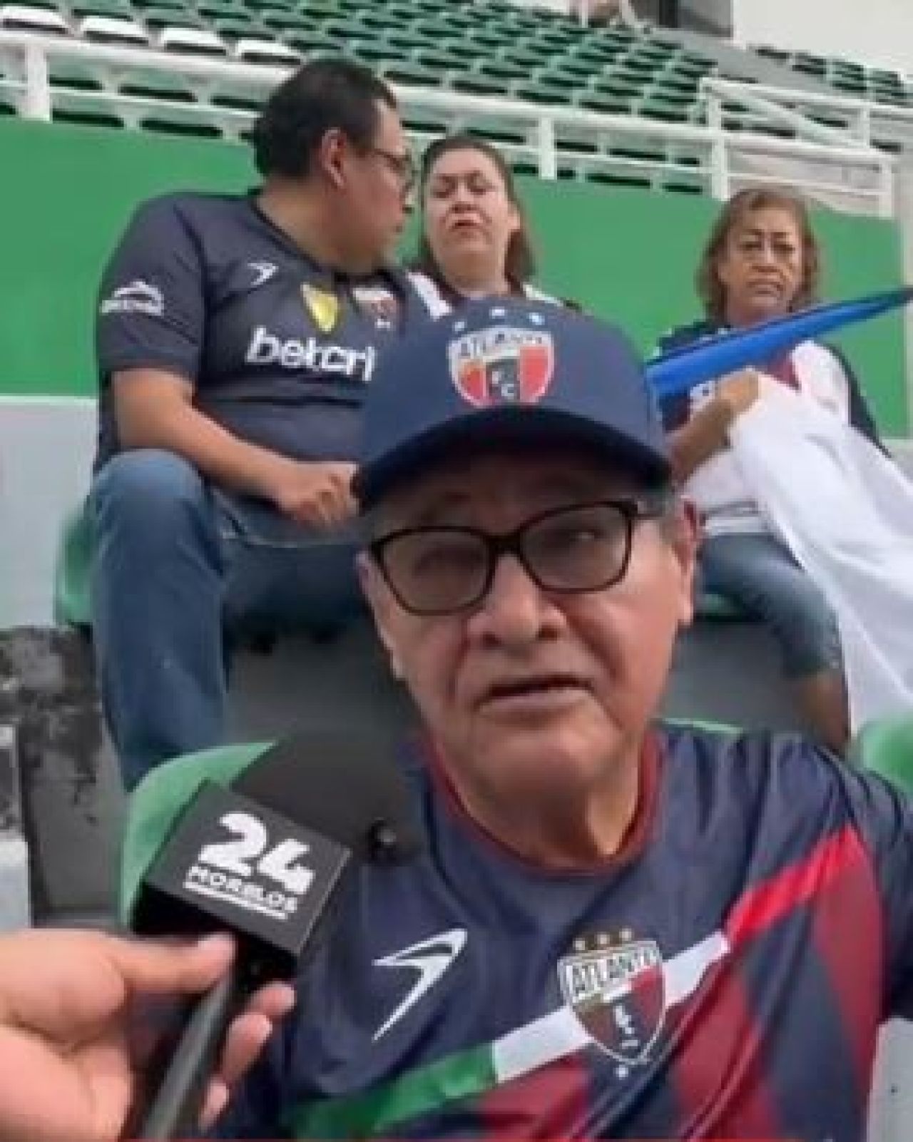 Presume abuelito que compró la playera del Atlante con la pensión del Bienestar