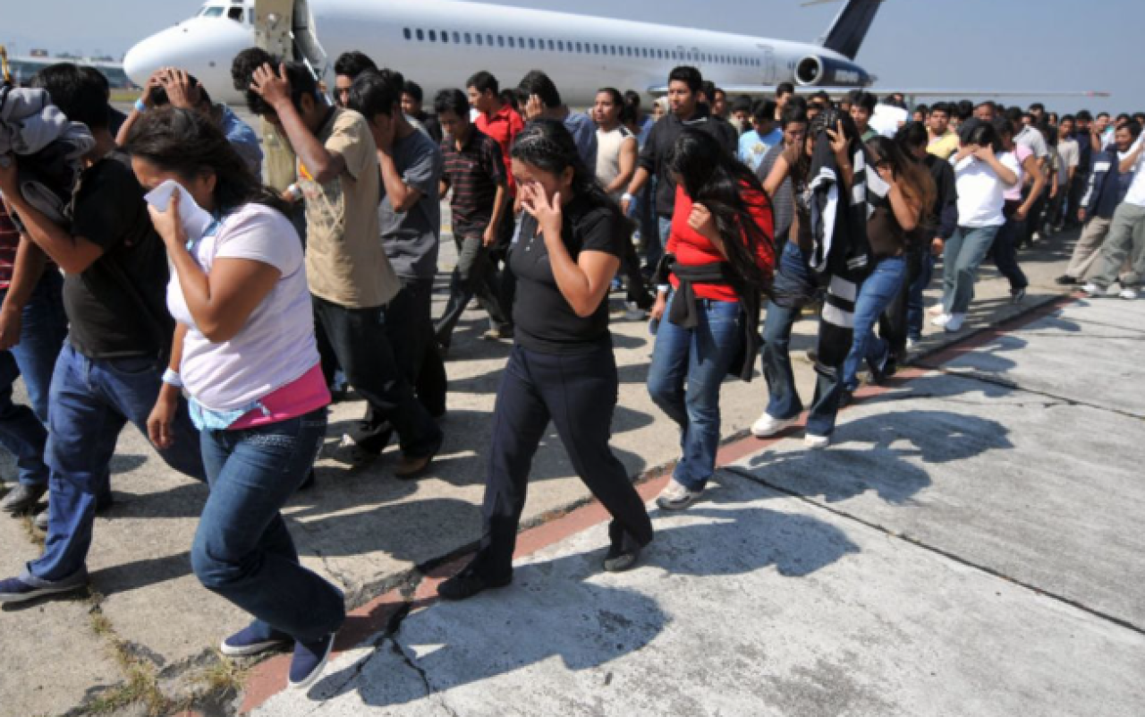 Bloquea jueza federal de EU deportaciones rápidas de migrantes por violar debido proceso