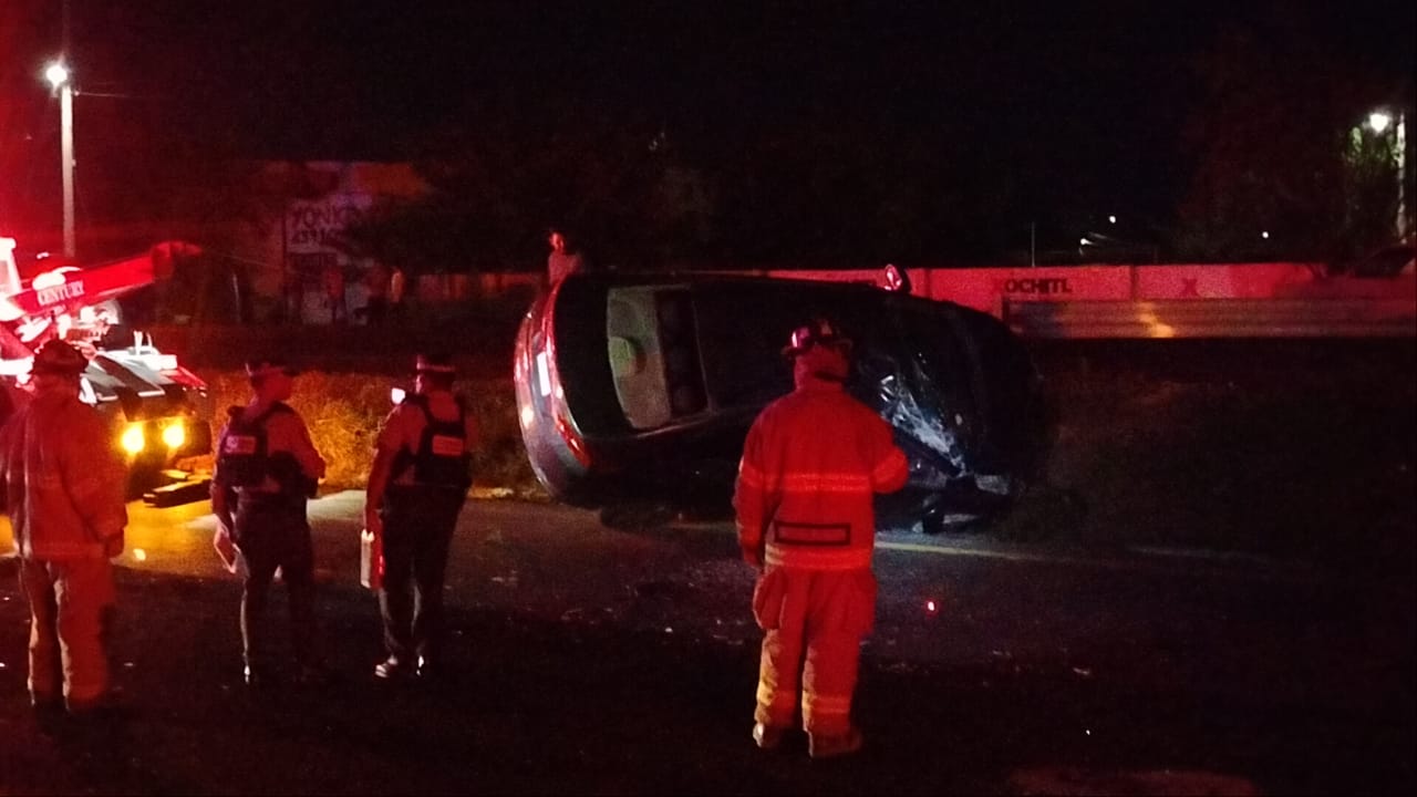 Dos vehículos volcados y varios lesionados sobre la carretera federal 45