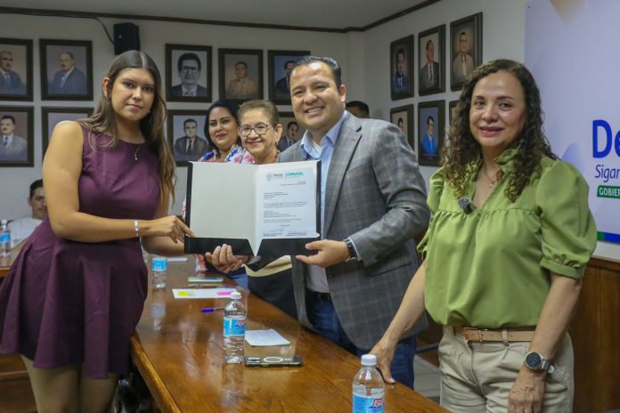 Concluyen jóvenes médicos su servicio social; alcalde Valenciano les agradece su compromiso