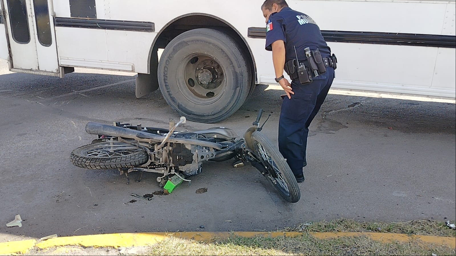 Motocilista lesionado tras chocar contra camión urbano en el sur de Delicias