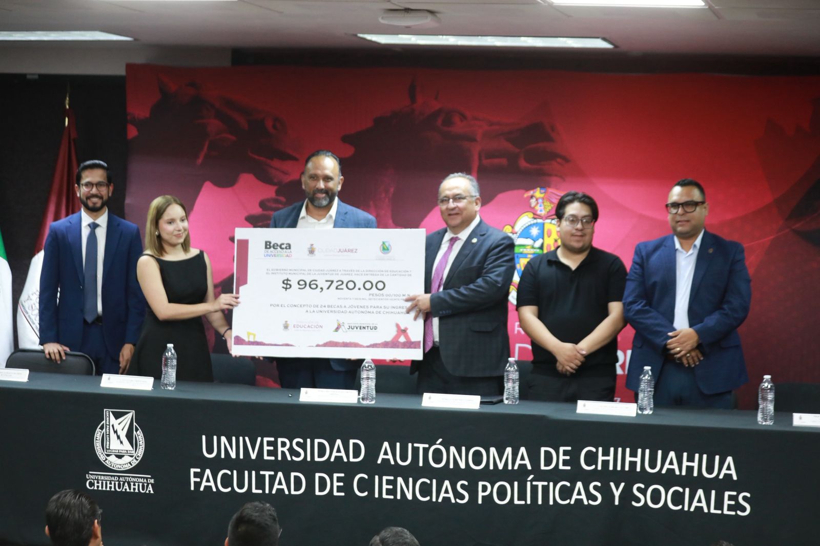 Entregan becas de acceso a la Universidad a jóvenes para prevenir la deserción escolar