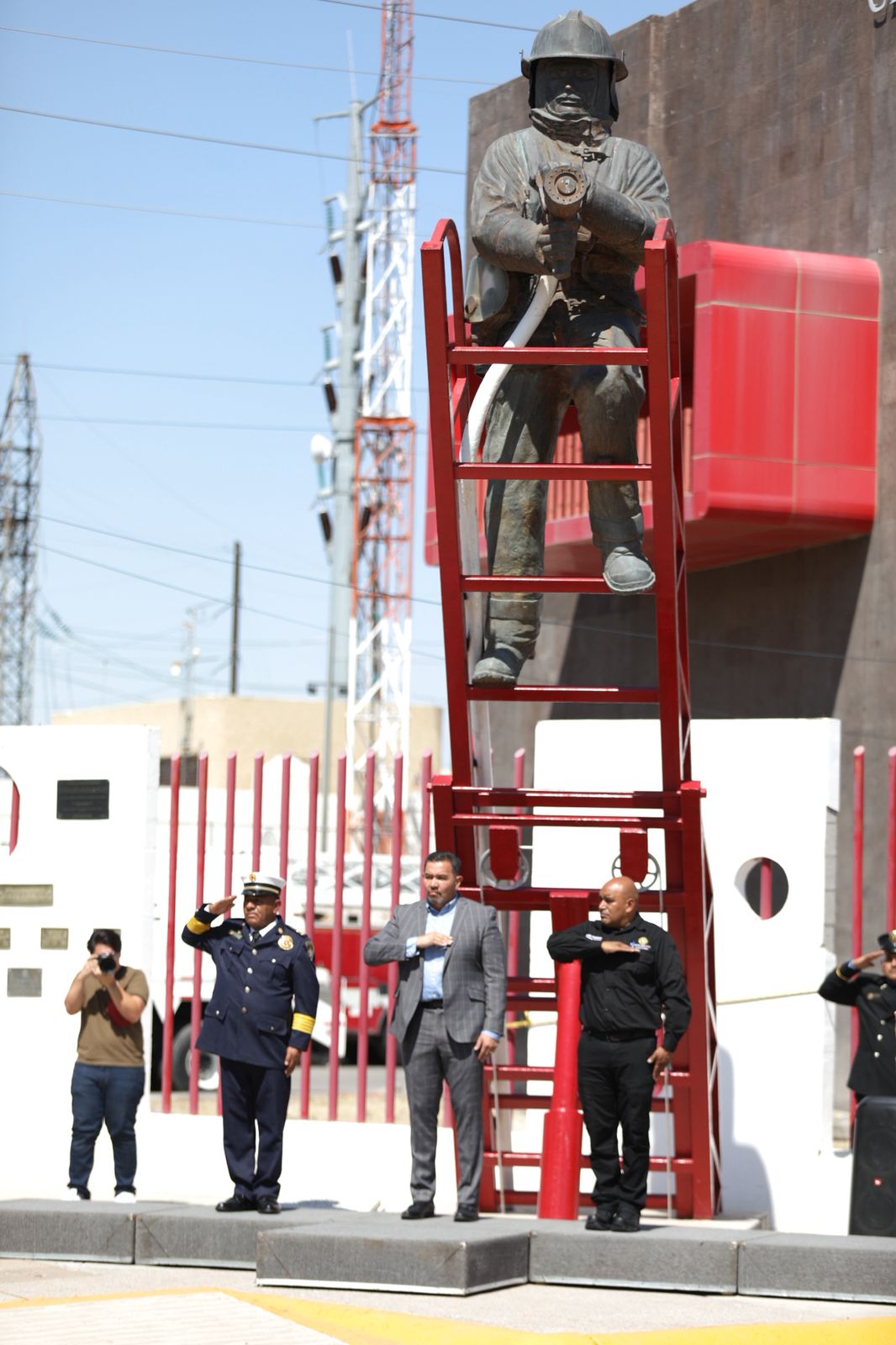 Rinden homenaje a bomberos caídos en el 107 Aniversario del Día Nacional del Bombero