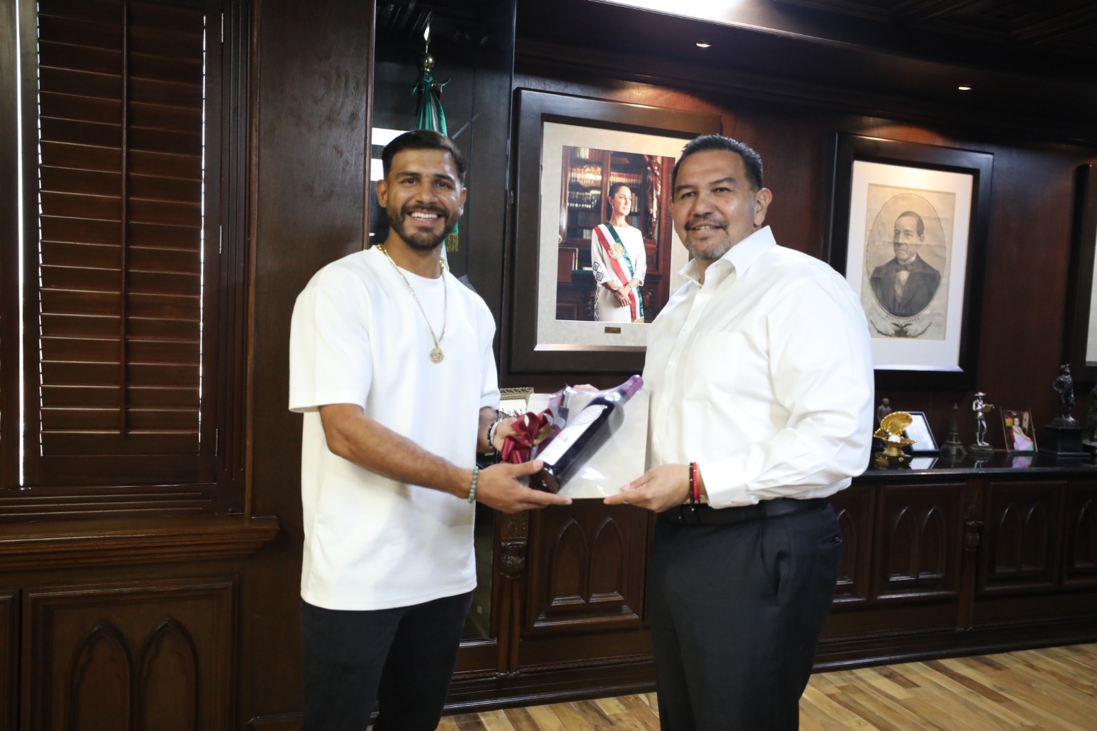 Recibe alcalde a Yair Rodríguez “El Pantera”