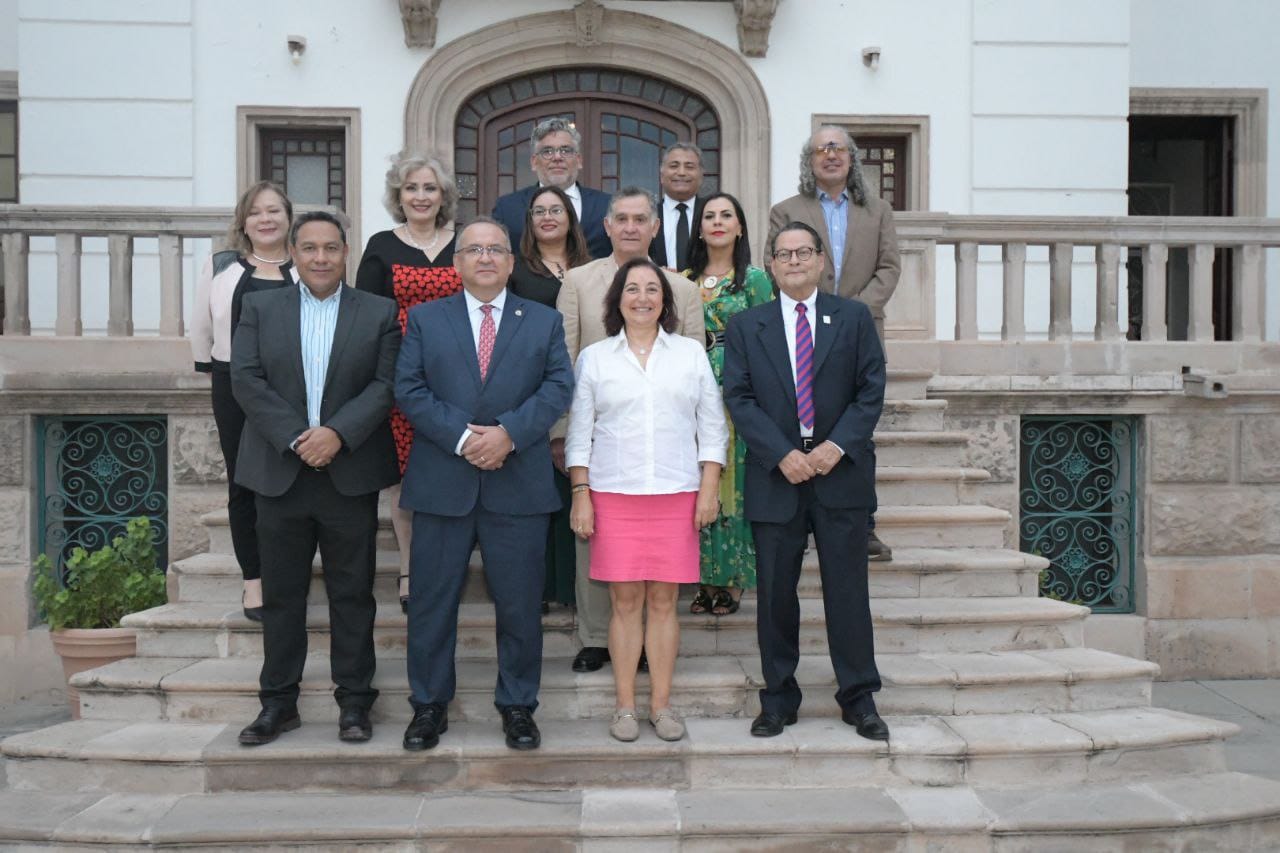 Entrega UACH reconocimiento “Mérito a la Investigación en Humanidades y Periodismo” a la Dra. Pastora Moreno.
