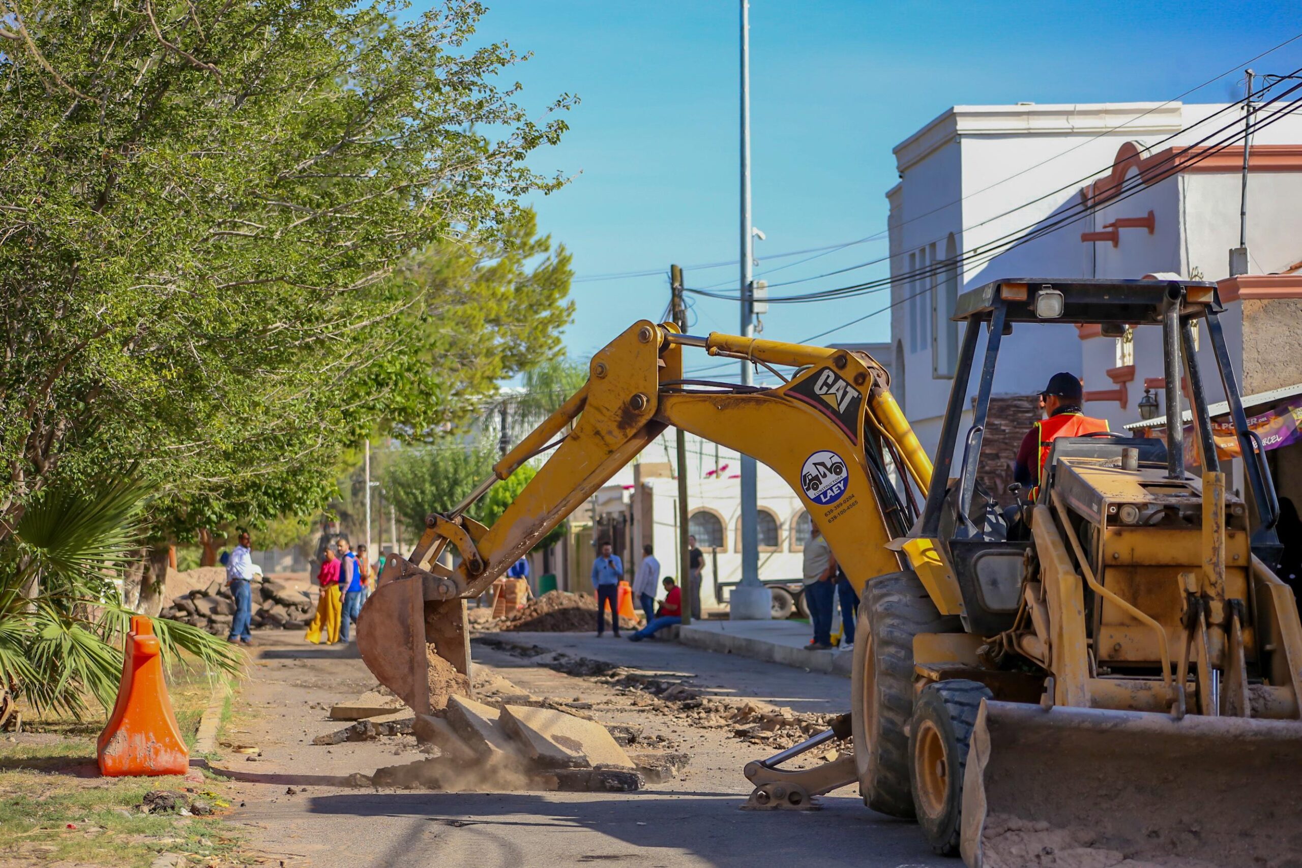 Supervisa Jesús Valenciano rehabilitación integral de la avenida Carlos Blake