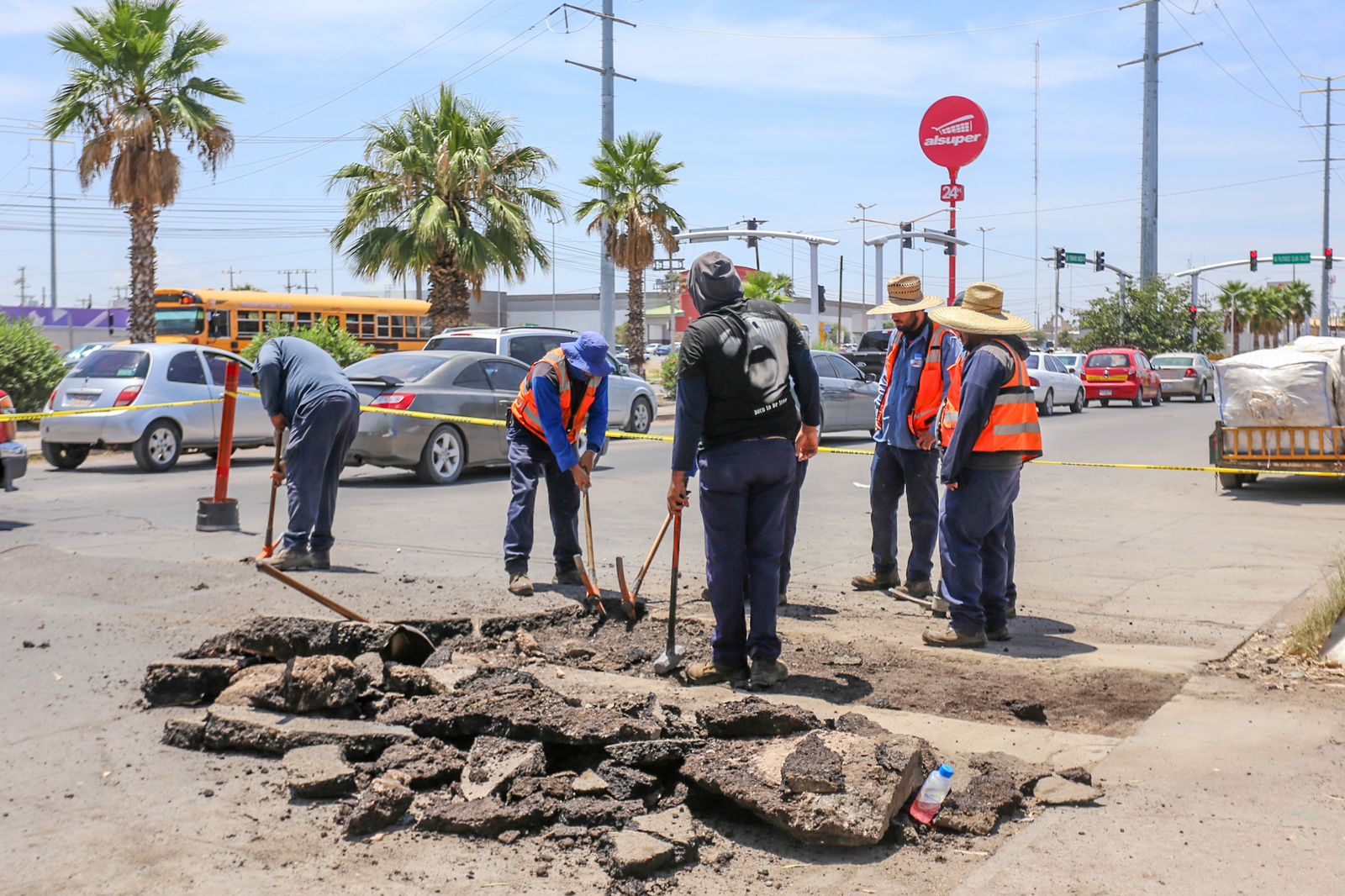 Repara Obras Públicas unión de asfalto y concreto en avenida Fernando Baeza