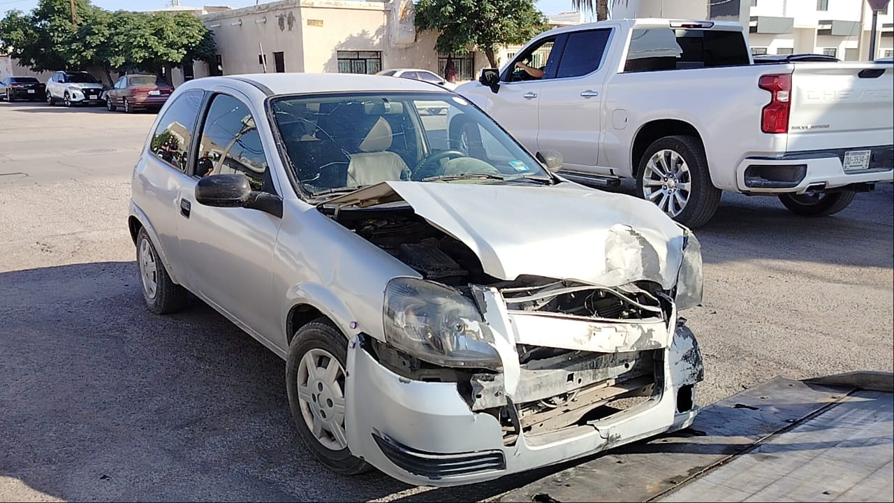 Mazda omitió alto en el sector poniente y provocó un choque