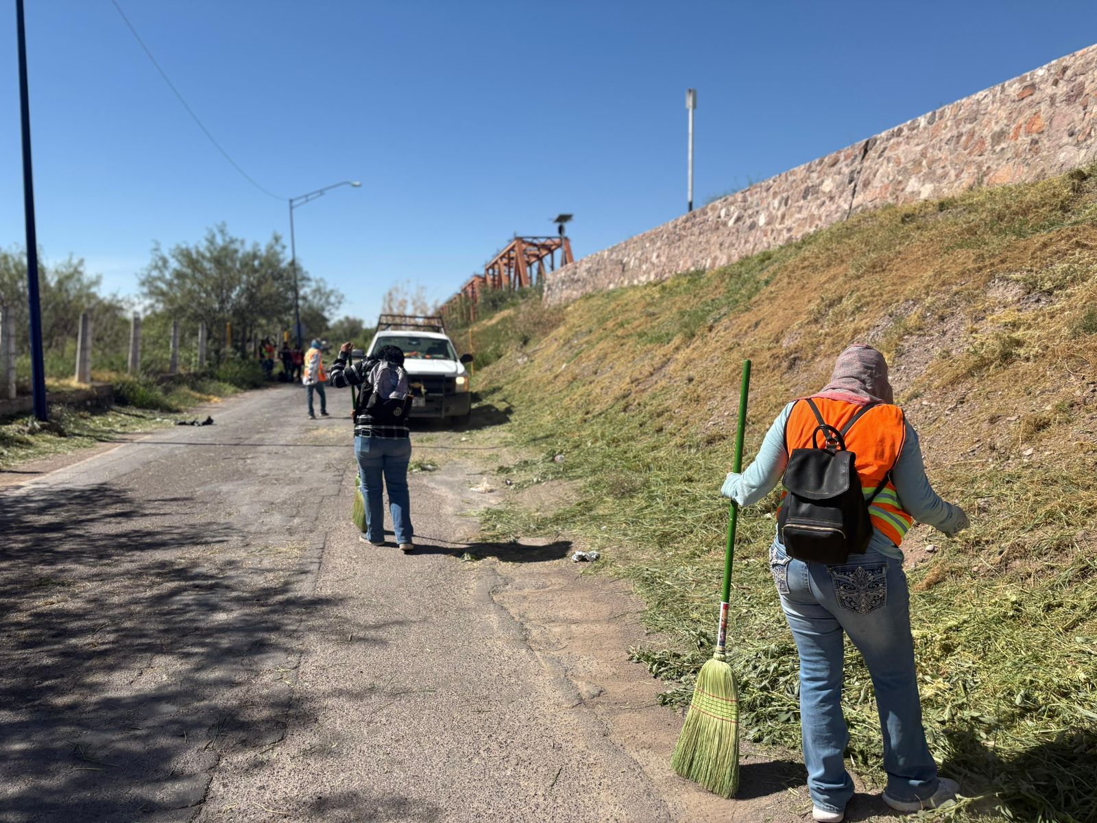 Continúa Gobierno Municipal de Meoqui con labores de limpieza y mantenimiento de áreas verdes