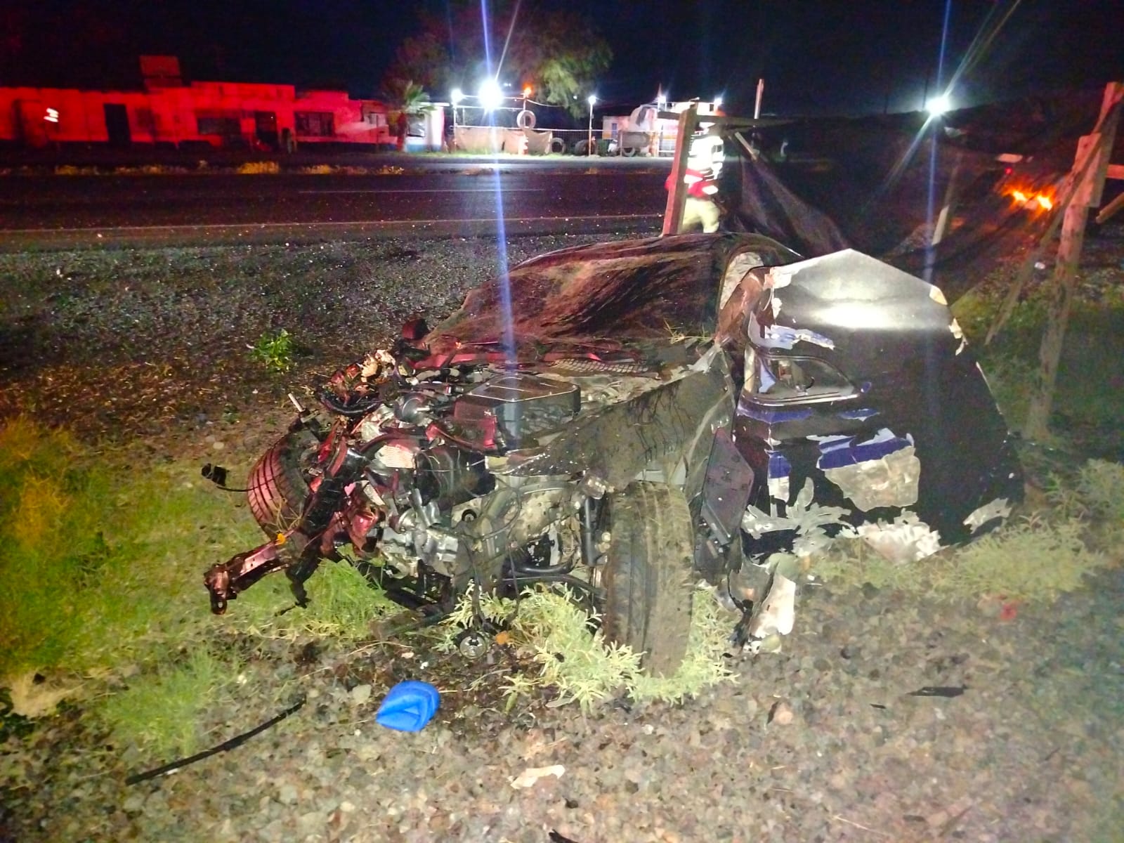 Volcadura dejó Mustang destruido en la carretera federal; tripulantes salieron ilesos de milagro
