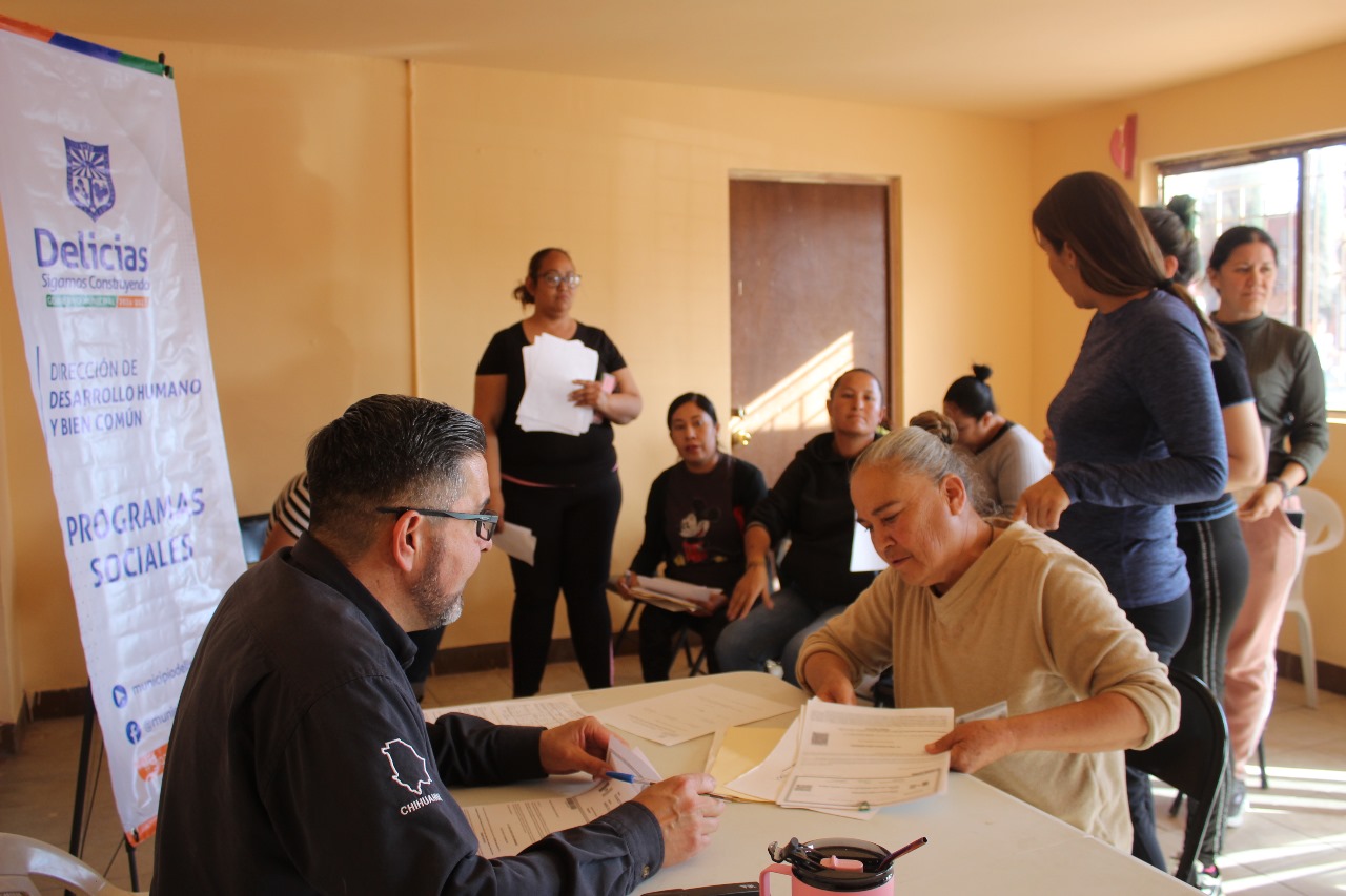 Delicias: Recabarán papelería en colonias para vales de uniformes y calzado