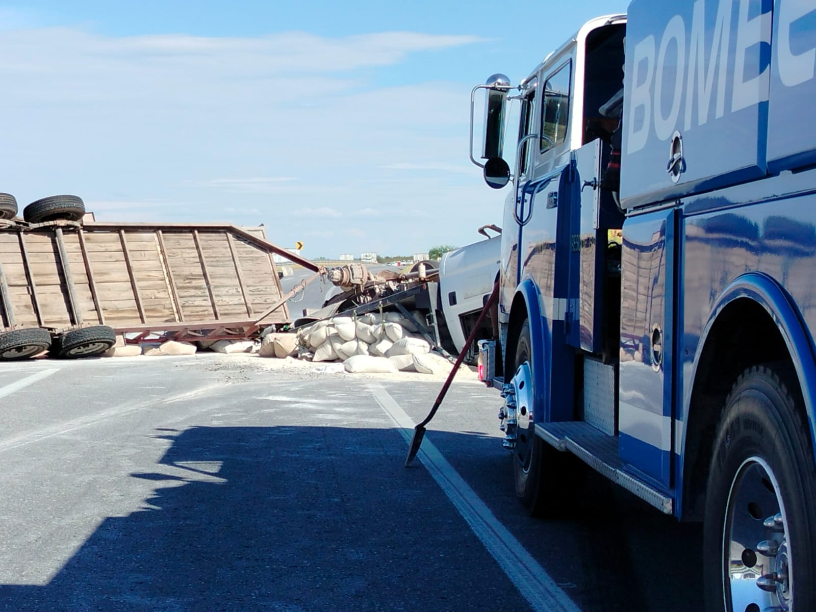 Dos lesionados leves y daños materiales de consideración en volcadura