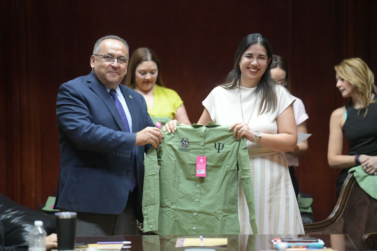 Entrega UACH camisetas al personal de Psicología del DAIE