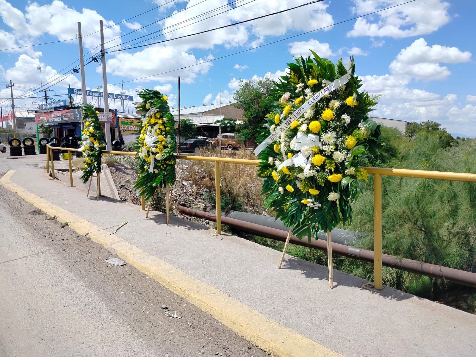 Colocan coronas en el dren Laguna Seca a cuatro años de fatal accidente