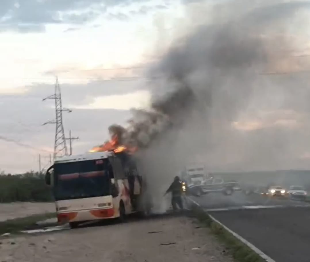 Se incendia Autobús Rápidos Delicias en Carretera libre, Camargo-Jiménez