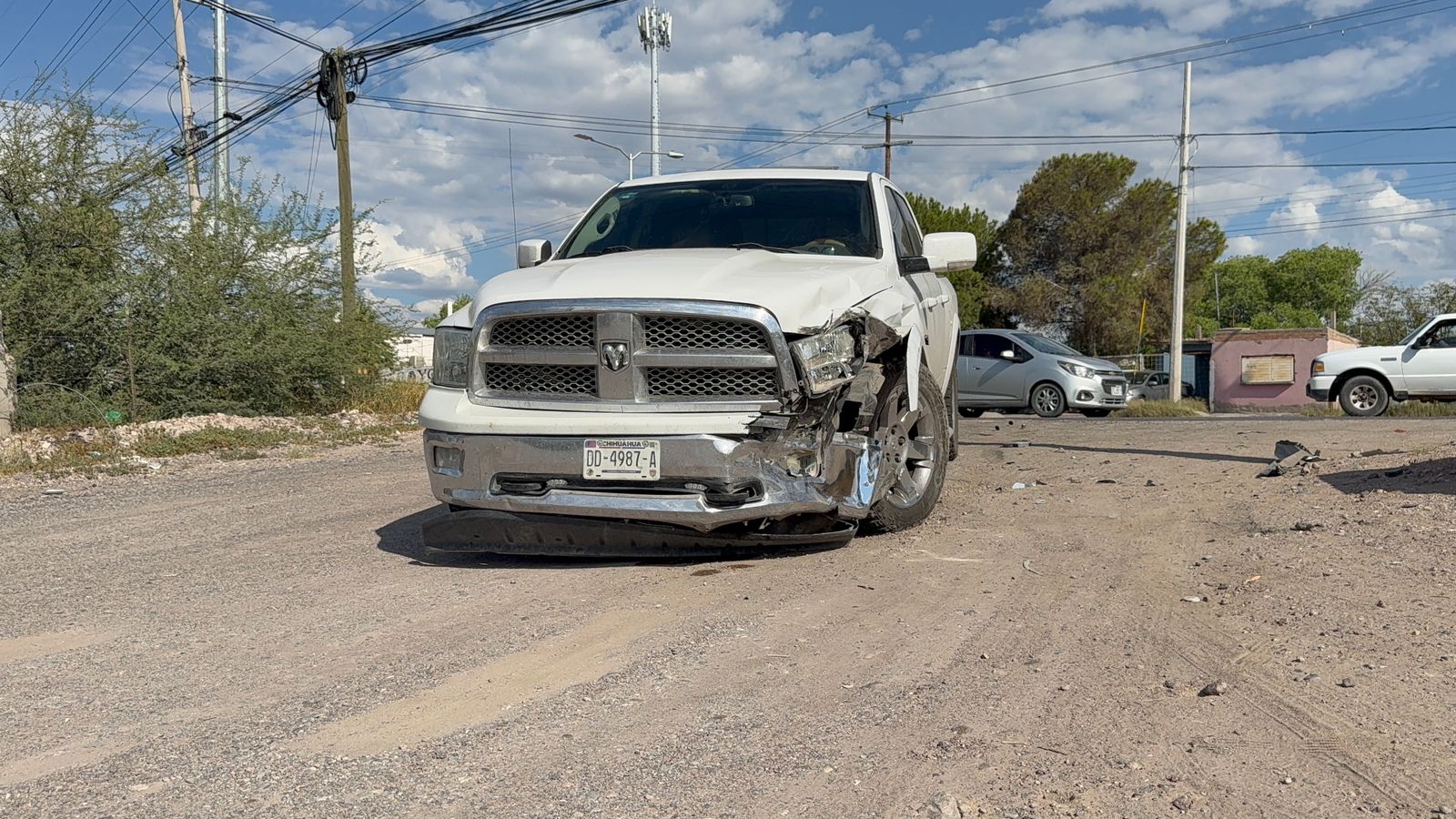 Encontronazo entre tráiler y pickup dejó daños por más de 100 mil pesos