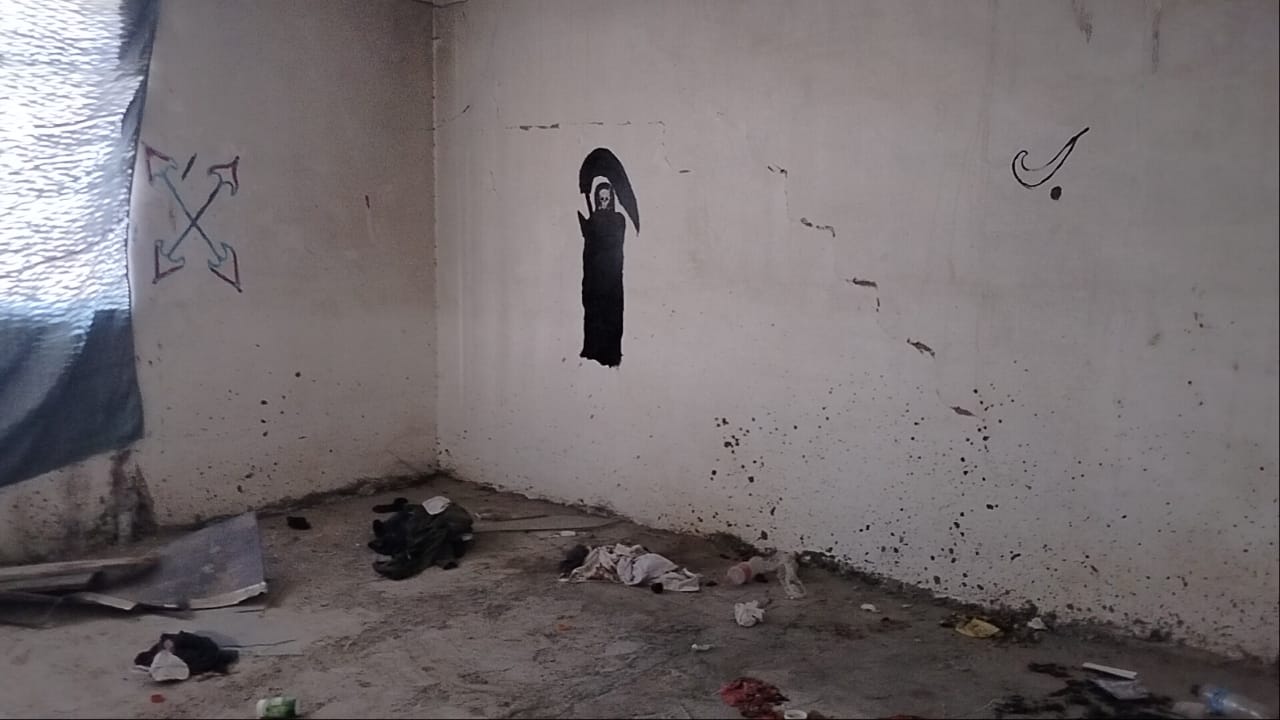 Hallan pintas satánicas en tapia incendiada de Praderas de Oriente