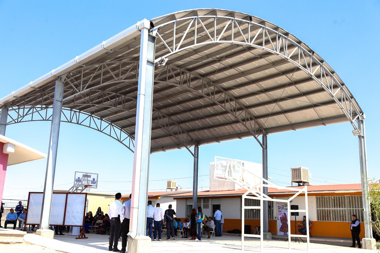 Presenta Jesús Valenciano en su Informe techumbres que dignifican la educación en Delicias