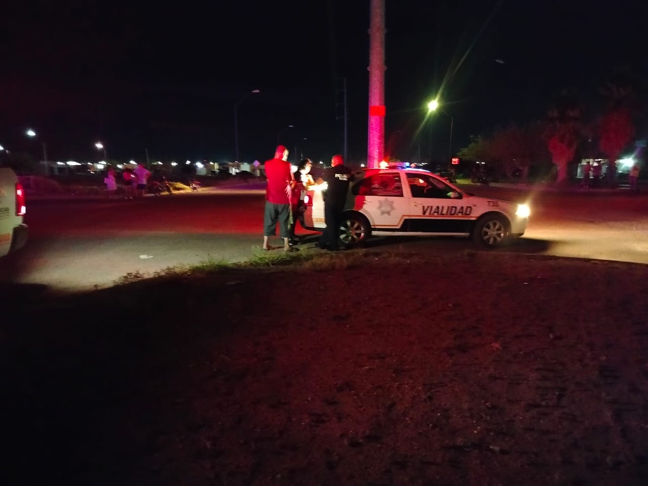 Motociclista arrolló a niño en Valle de Monte Albán; vecinos denuncian falta de alumbrado