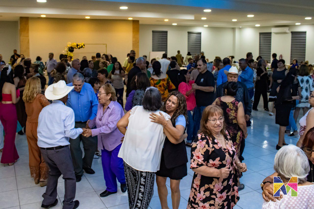 Celebran el Día del Abuelo en Meoqui con gran baile