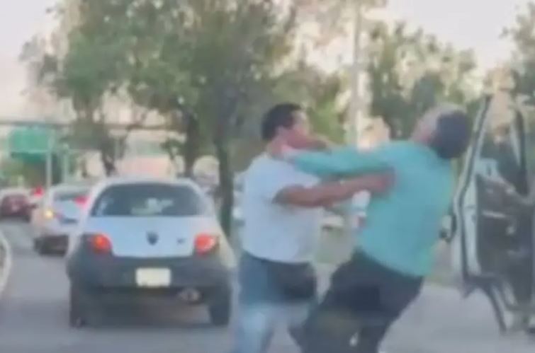 Golpean a abuelito tras incidente vial en Pachuca, Hidalgo