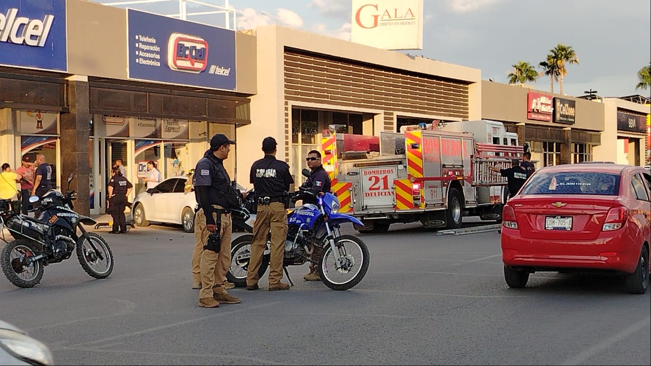 Se movilizan bomberos tras incendio en plaza comercial, se quemaba una bomba de aire