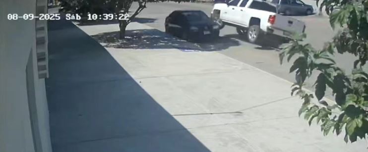 Piden apoyo para localizar pickup que chocó vehículo estacionado en el sector poniente