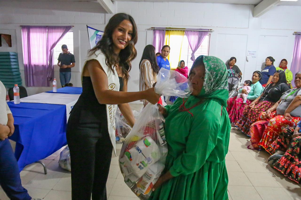 Entrega Alma Limas apoyo alimentario recolectado por candidatas de la Feria Expo Delicias