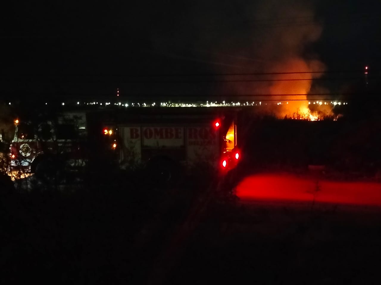 Fuego consumió vegetación cerca de la Termoeléctrica; bomberos evitaron que incendio se propagara a nogalera