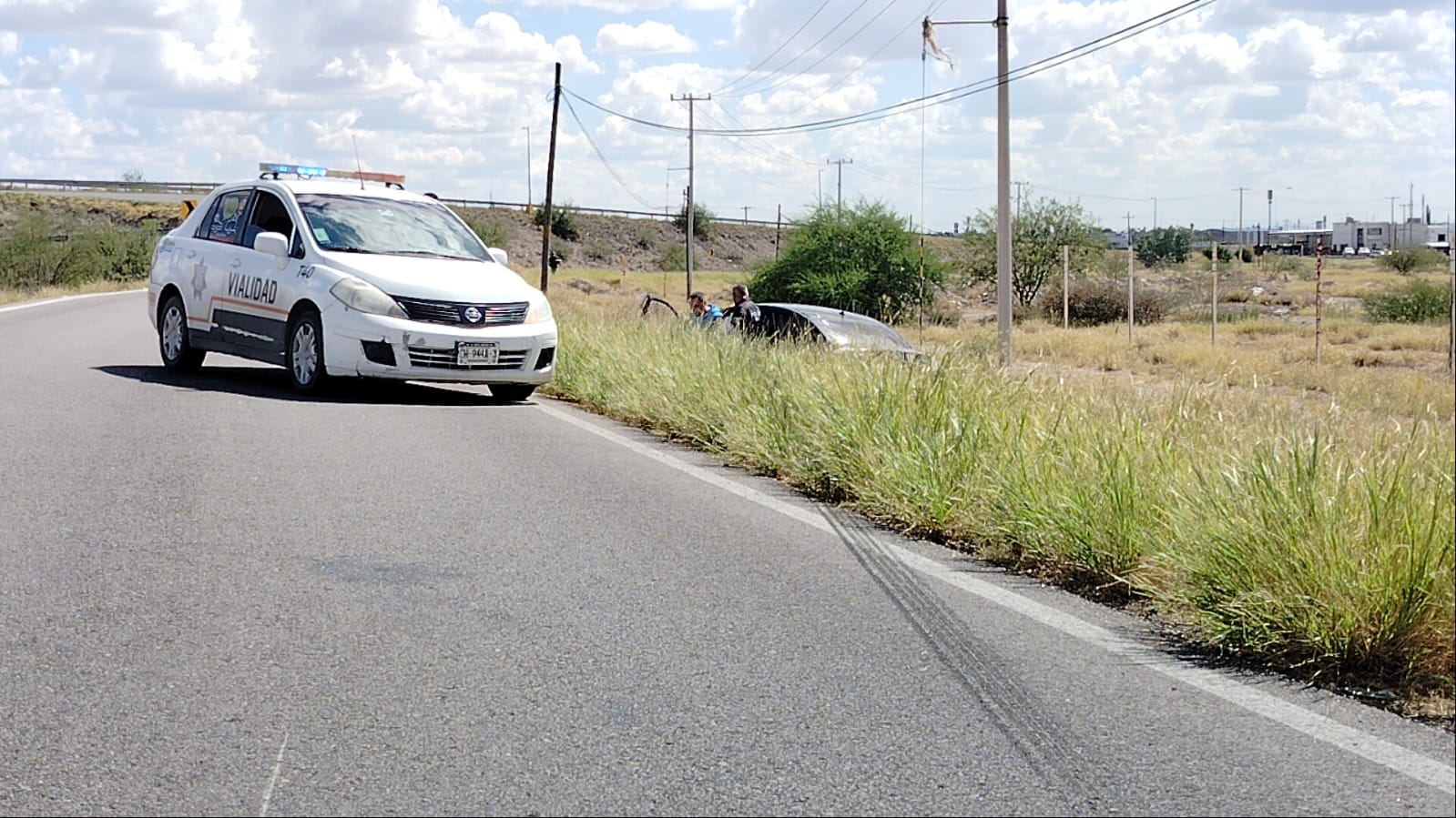 Vehículo se sale del camino a un costado del puente de Lotes Urbanos