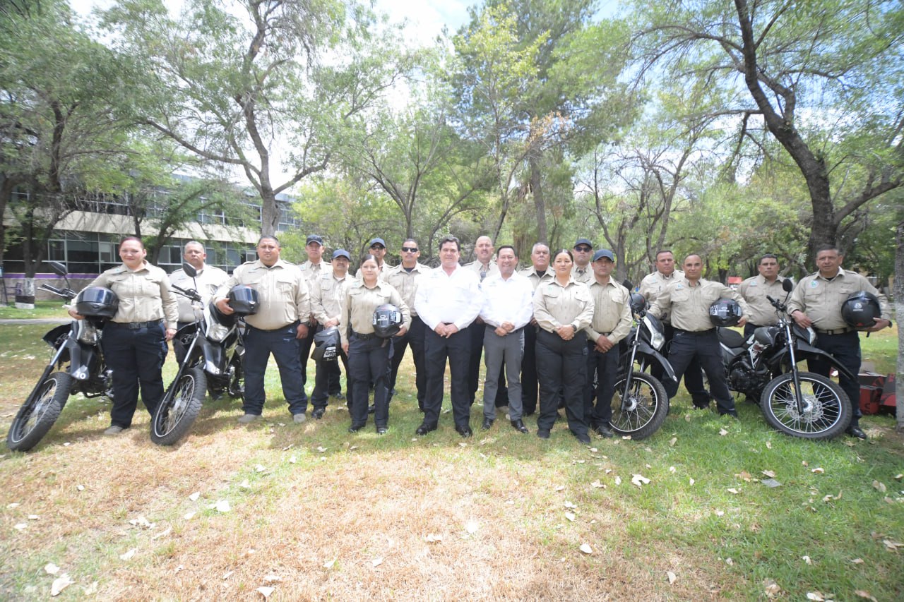 Entrega la UACH nuevos uniformes a personal de Protección Civil, Paramédicos y Seguridad