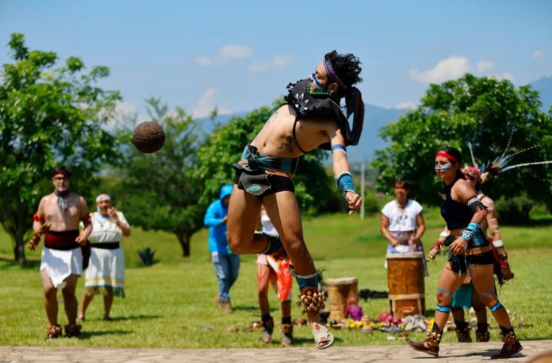 Grupos prehispánicos “luchan” en el mítico juego de pelota