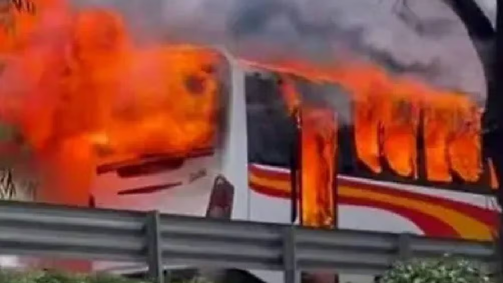 Motociclista muere tras choque e incendio en la autopista México-Querétaro