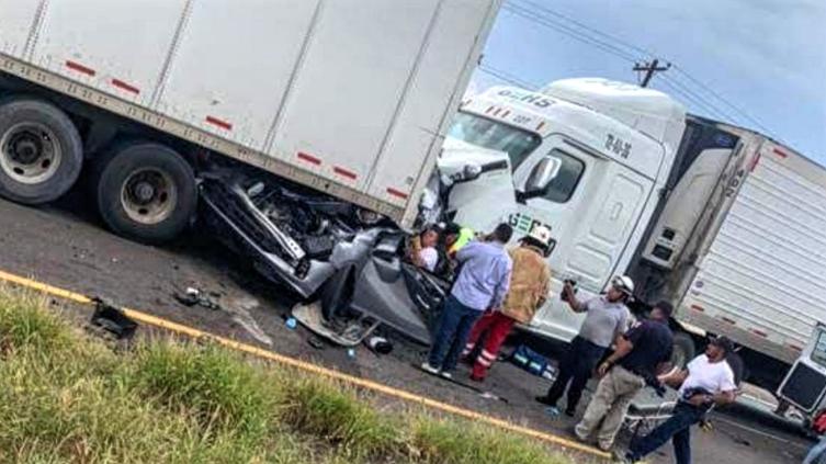 Tres lesionados en fuerte choque entre tráileres; un auto quedó prensado