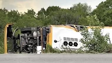Volcó camión de turistas en NY; cinco muertos