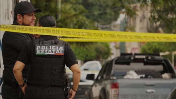 Abandonan cuerpos de familia dentro de pick up en Jalisco; 2 son niños