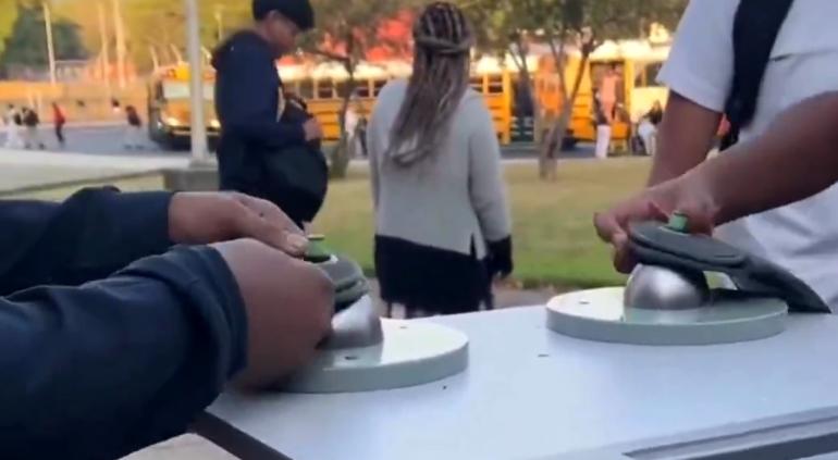 Con fundas, así prohíben en EU uso de celulares durante clases