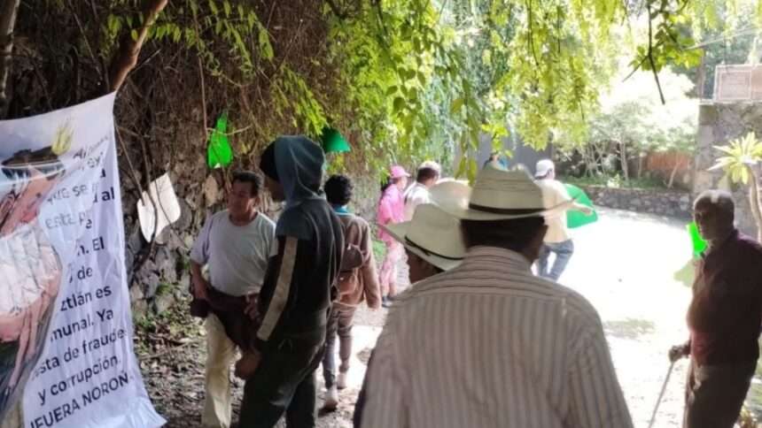 Comuneros de Tepoztlán protestan afuera de la casa de Fernández Noroña