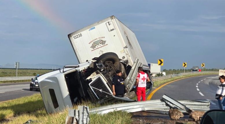 Mujer embarazada y menor de edad resultaron lesionados en volcadura de tráiler