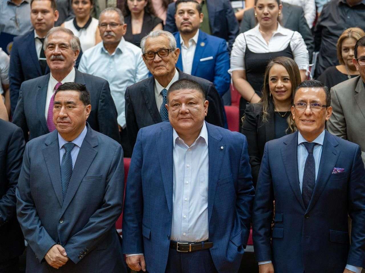 Reconoce Fiscal Jáuregui a exgobernadores por su aportación a manuales para Ministerios Públicos