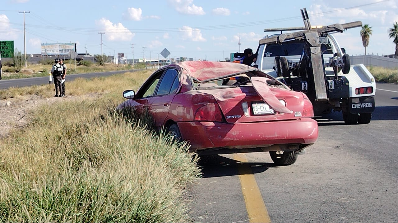 Cinturón de seguridad salva la vida de conductor en aparatosa volcadura en la carretera federal